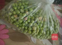 Illustration of how to make peas and eggs fried rice 1