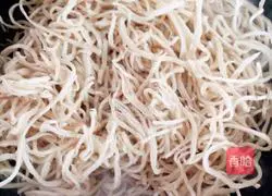 Illustration of making braised bean sprouts and shredded pork cakes 5