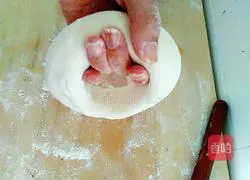 Illustration of how to make parsley, fungus and egg filling dumplings 8