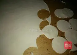 Illustration of how to make homemade dumplings with radish, green onion and meat 3