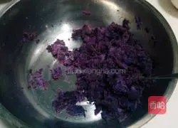 Illustration of how to make steamed purple sweet potato cakes 3