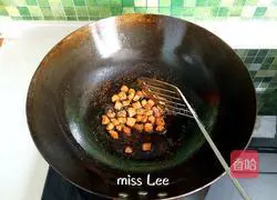 Illustration of how to make mixed vegetable and meat diced soy sauce fried rice 2