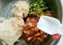 Illustration of how to make lotus vegetable and meat dumplings 9