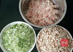 Illustration of how to make green onion, mushroom and pork dumplings 1