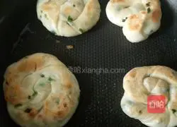 Illustration of how to make pan-fried scallion pancake 13