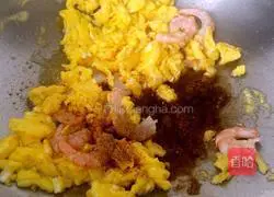 Illustration of how to make shrimp fried rice 9