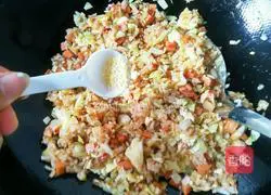 Illustration of how to make cabbage fried rice 9