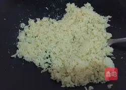 Illustration of how to make colorful golden fried rice 5