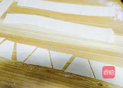 Illustration of how to make fresh meat wontons 11