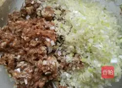 Illustration of how to make mushroom and pork buns 4