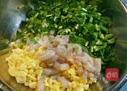Illustration of how to make leek, egg and shrimp dumpling stuffing 6