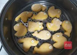 Illustration of how to make small animal pumpkin steamed buns 14