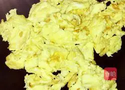 Illustration of how to make multi-flavored egg fried rice 6