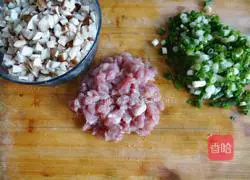 Illustration of how to make braised pork buns with mushrooms 3