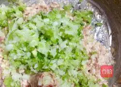 Illustration of how to make celery meat dumplings 6