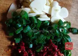 Illustration of making braised sausage and rice 3