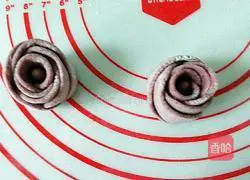 Illustration of how to make rose steamed buns 13