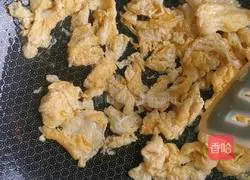 Illustration of how to make ham, shrimp and egg fried rice 3