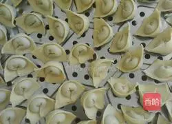 Illustration of how to make cowpea and pork wontons 9