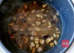 Stew the diced mushrooms and meat Illustration of how to make rice 8