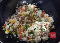 Illustration of how to make fried rice with colored pepper and bacon 6