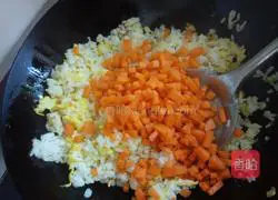 Illustration of how to make egg fried rice 9