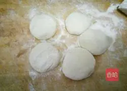 Illustration of how to make egg-fennel stuffed buns 11