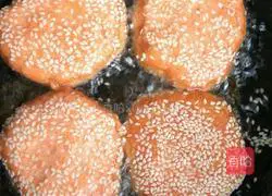 Illustration of making glutinous rice and sesame cakes 5