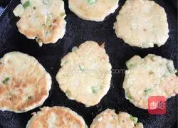 Illustration of how to make scallion-flavored bean dregs egg pancake 4