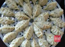 Illustration of how to make green onion, mushroom and pork dumplings 4