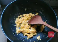 Illustration of how to make egg fried rice 3