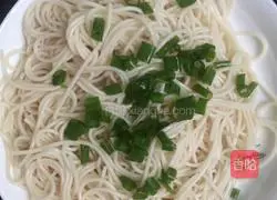 Illustration of how to make noodles with scallion oil 7