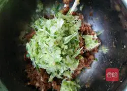 Illustration of how to make fennel and pork dumpling stuffing 4