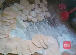 Illustration of how to make dumplings stuffed with beef, carrot and mushroom stuffing 5