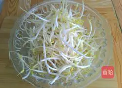 Illustration of how to make braised bean sprouts and shredded pork cakes 4