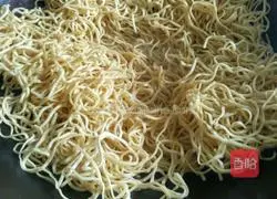 Illustration of how to make fried noodles with cabbage 3