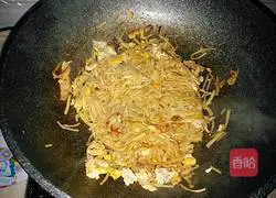 Illustration of how to make fried noodles with shredded pork for breakfast 4