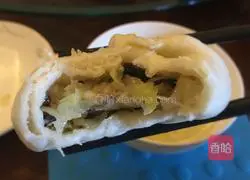 Illustration of how to make cabbage oil shuttle stuffed buns 19