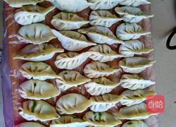 Illustration of how to make lean meat and chive dumplings 4