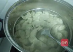 Illustration of how to make celery and meat dumplings 11