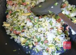 Illustration of how to make green pepper, egg, ham and fried rice 7
