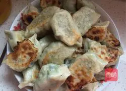 Illustration of how to make broccoli stuffed dumplings 10