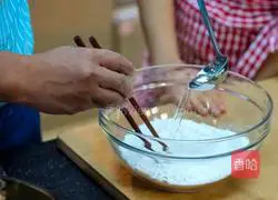 Illustration of making double-flavor glutinous rice balls 1