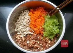 Illustration of how to make pork and king oyster mushroom dumplings 7