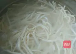 Illustration of how to make cold shredded chicken noodles 8