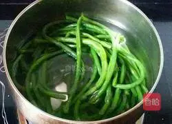 Illustration of how to make steamed beans and noodles 3