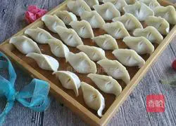 Illustration of how to make Northeastern pickled cabbage dumplings 7