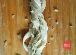 Illustration of how to make hand-shred scallion pancakes 7