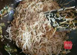 Illustration of how to make fried noodles with sour beans 5
