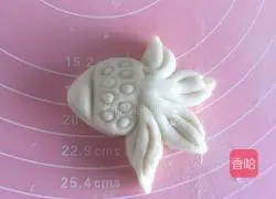 Illustration of how to make goldfish steamed buns 17